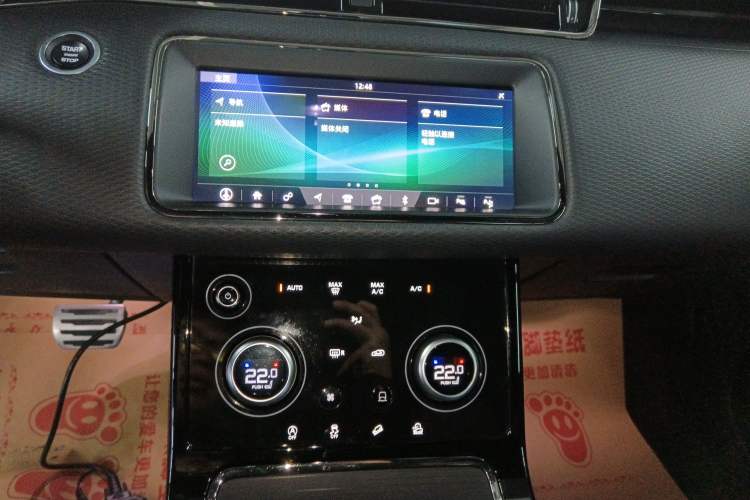 Used Land Rover Range Evoque 2020 249 PS R-DYNAMIC S Black Edition Sport Version Audio And AC Panel