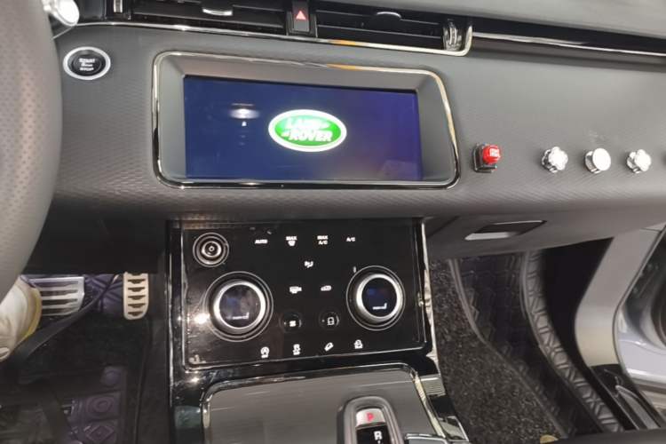 Used Land Rover Range Evoque 2020 249 PS R-DYNAMIC S Black Edition Sport Version Audio And AC Panel