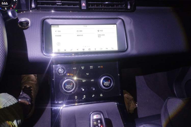 Used Land Rover Range Evoque 2020 249 PS R-DYNAMIC S Black Edition Sport Version Audio And AC Panel