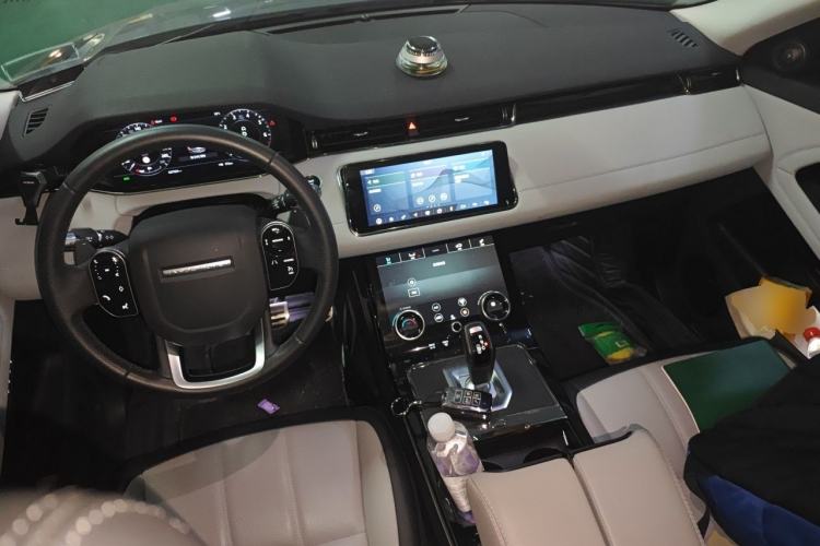 Used Land Rover Range Evoque 2020 249 PS R-DYNAMIC S Blackened Sport Technology Edition Center Console
