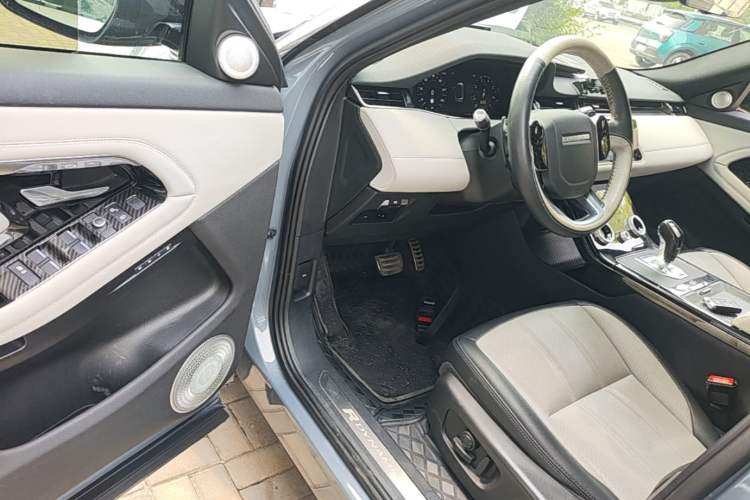 Used Land Rover Range Evoque 2020 249 PS R-DYNAMIC S Blackened Sport Technology Edition Driver Seat