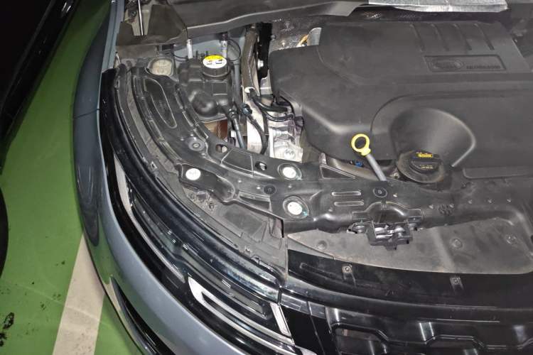 Used Land Rover Range Evoque 2020 249 PS R-DYNAMIC S First-Edition Sport Custom Edition Engine Bay Right