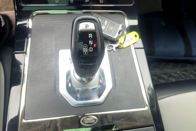 Used Land Rover Range Evoque 2020 249 PS R-DYNAMIC S Sport Edition Gear Lever