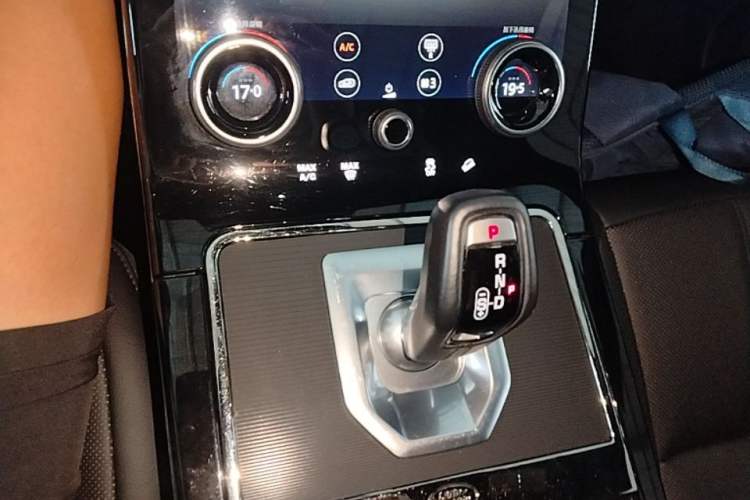 Used Land Rover Range Evoque 2020 249 PS R-DYNAMIC S Sport Edition Gear Lever