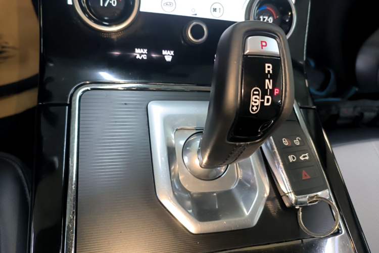 Used Land Rover Range Evoque 2020 249 PS R-DYNAMIC SE Sport Technology Edition Gear Lever