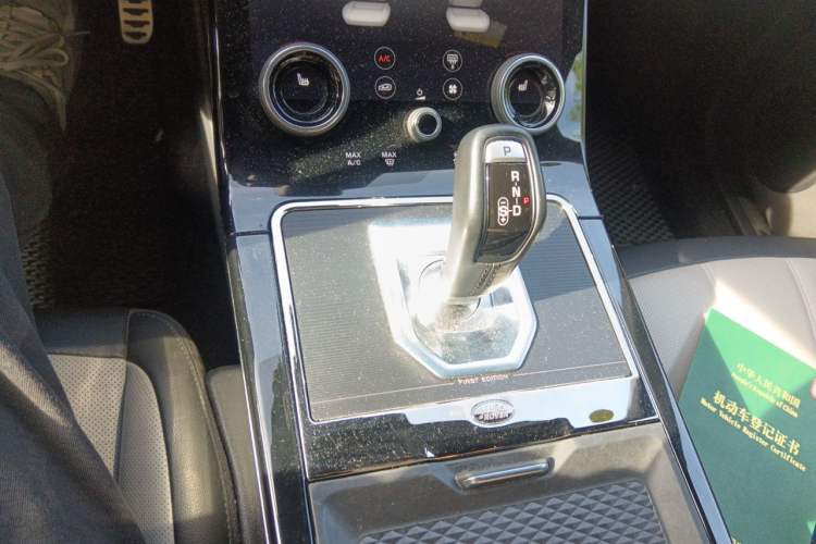 Used Land Rover Range Evoque 2020 249 PS R-DYNAMIC Sport Technology Custom Edition Gear Lever