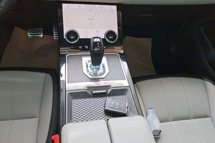 Used Land Rover Range Evoque 2020 249 PS R-DYNAMIC SE Sport Technology Edition Gear Lever