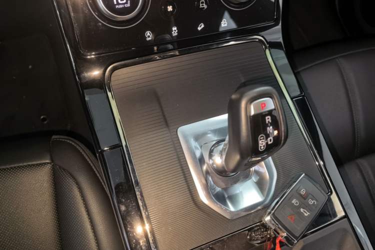 Used Land Rover Range Evoque 2020 249 PS R-DYNAMIC S Sport Edition Gear Lever