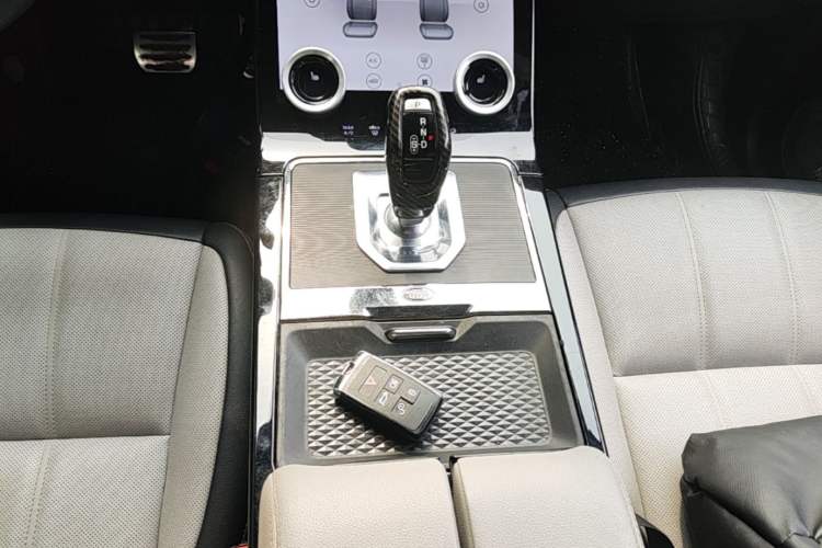 Used Land Rover Range Evoque 2020 249 PS R-DYNAMIC S Blackened Sport Technology Edition Gear Lever