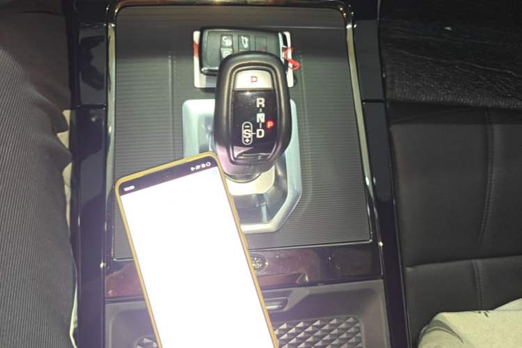 Used Land Rover Range Evoque 2020 249 PS R-DYNAMIC S Sport Edition Gear Lever