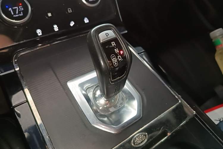 Used Land Rover Range Evoque 2020 249 PS R-DYNAMIC S Sport Edition Gear Lever