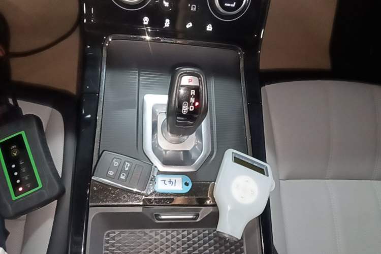 Used Land Rover Range Evoque 2020 249 PS R-DYNAMIC S Sport Edition Gear Lever