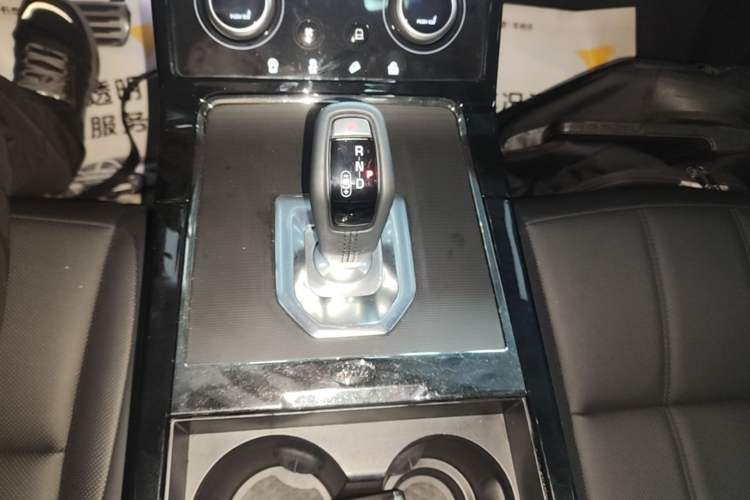 Used Land Rover Range Evoque 2020 249 PS R-DYNAMIC S Sport Edition Gear Lever