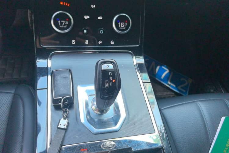 Used Land Rover Range Evoque 2020 249 PS R-DYNAMIC S Sport Edition Gear Lever