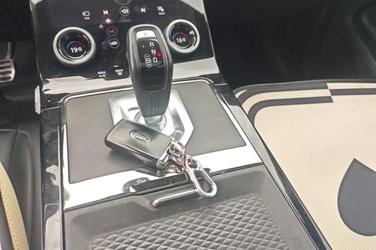 Used Land Rover Range Evoque 2020 249 PS R-DYNAMIC SE Sport Technology Edition Gear Lever