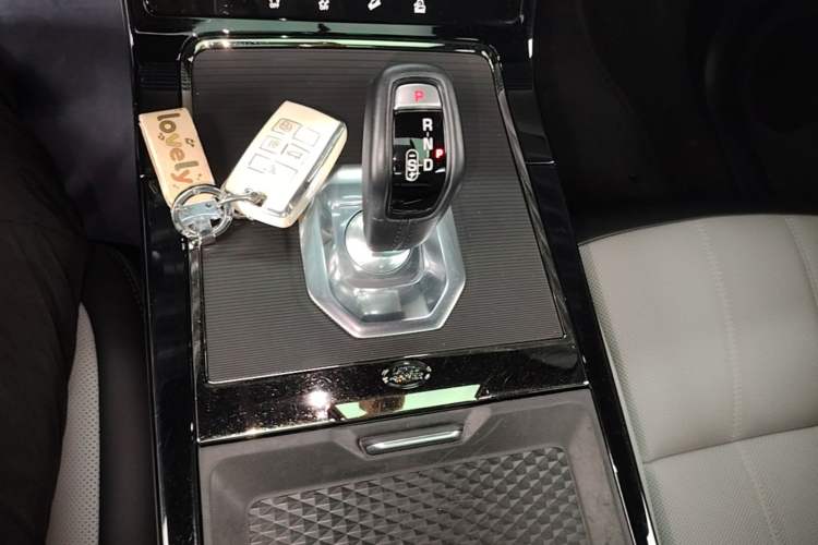 Used Land Rover Range Evoque 2020 249 PS R-DYNAMIC S Sport Edition Gear Lever