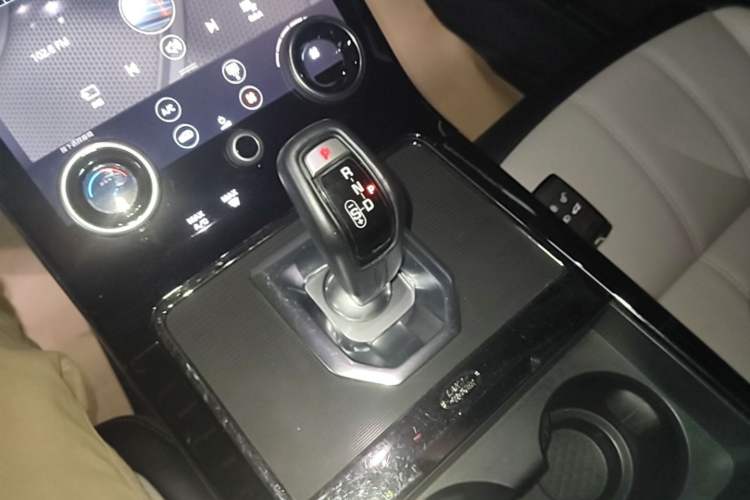 Used Land Rover Range Evoque 2020 249 PS R-DYNAMIC SE Sport Technology Edition Gear Lever