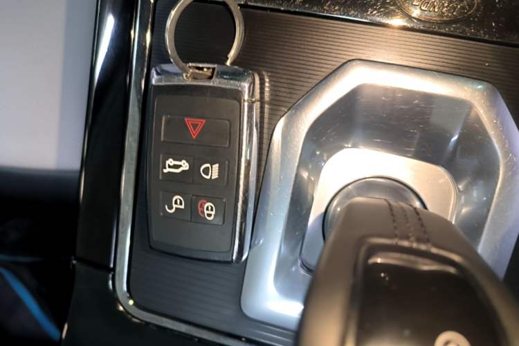 Used Land Rover Range Evoque 2020 249 PS R-DYNAMIC SE Sport Technology Edition Interior 1