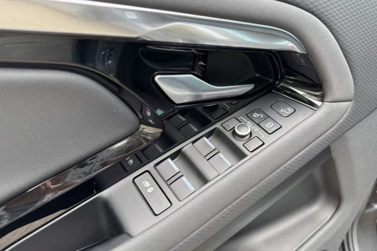 Used Land Rover Range Evoque 2020 249 PS R-DYNAMIC S Sport Edition Interior 11
