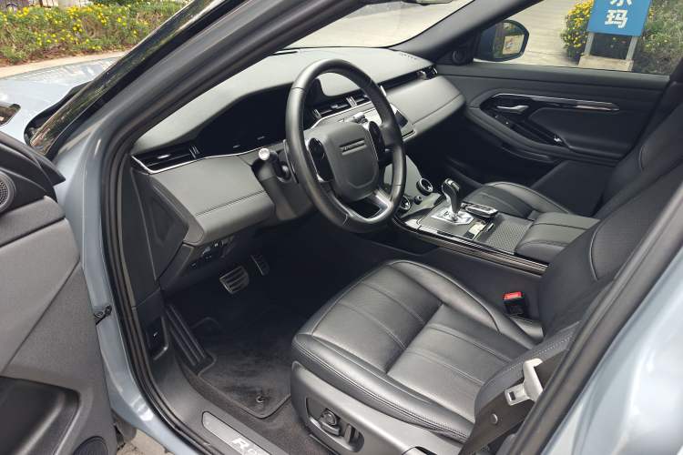 Used Land Rover Range Evoque 2020 249 PS R-DYNAMIC SE Sport Technology Edition Interior 4