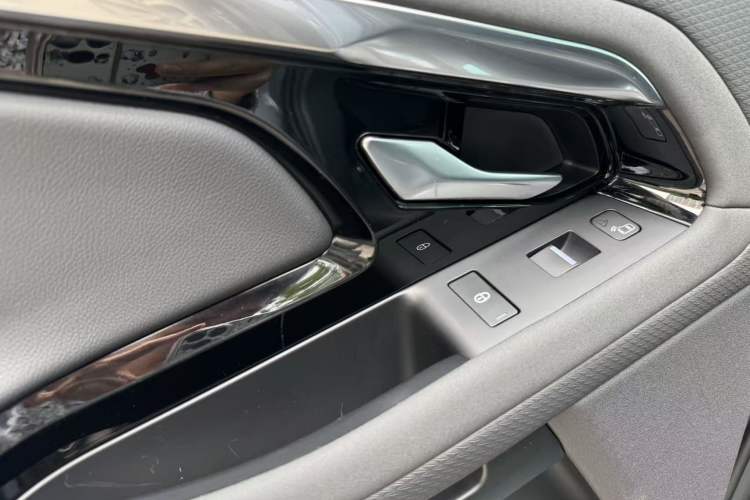 Used Land Rover Range Evoque 2020 249 PS R-DYNAMIC S Sport Edition Interior 8