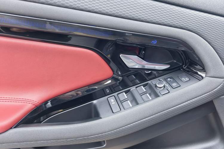 Used Land Rover Range Evoque 2020 249 PS R-DYNAMIC S Sport Edition Interior 8