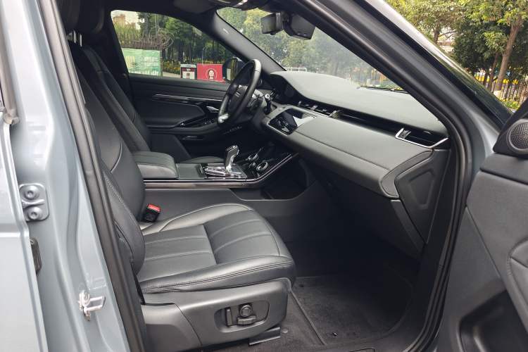 Used Land Rover Range Evoque 2020 249 PS R-DYNAMIC SE Sport Technology Edition Interior 9
