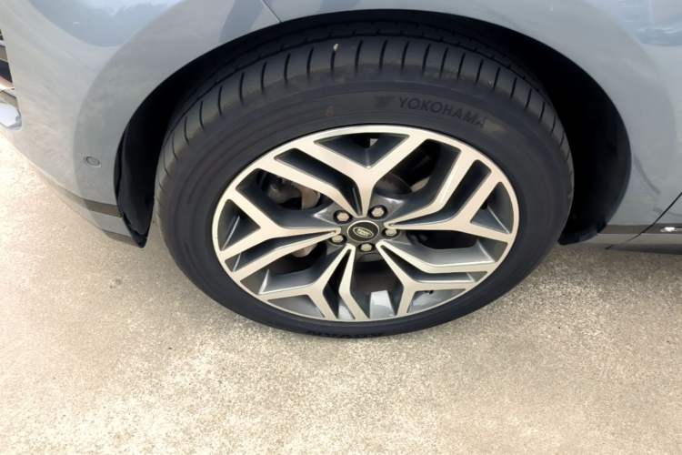 Used Land Rover Range Evoque 2020 249 PS R-DYNAMIC S Sport Edition Left Front Wheel Hub
