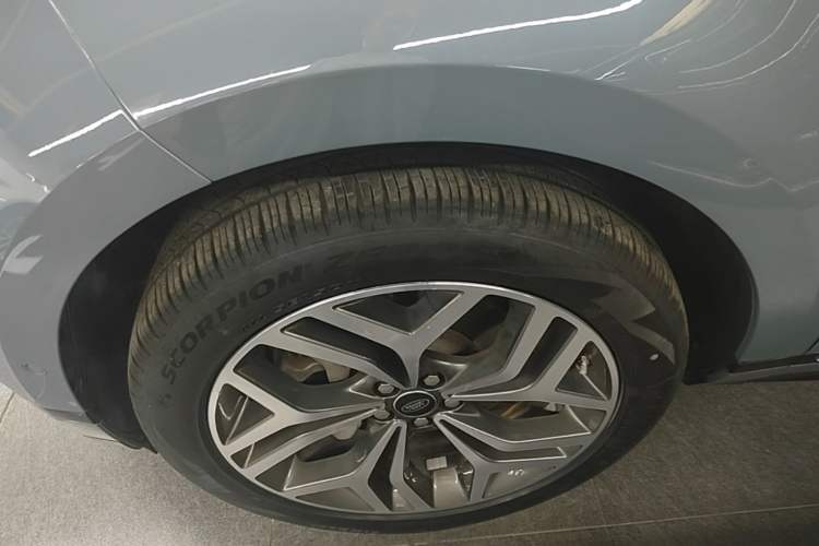 Used Land Rover Range Evoque 2020 249 PS R-DYNAMIC SE Sport Technology Edition Left Front Wheel Hub