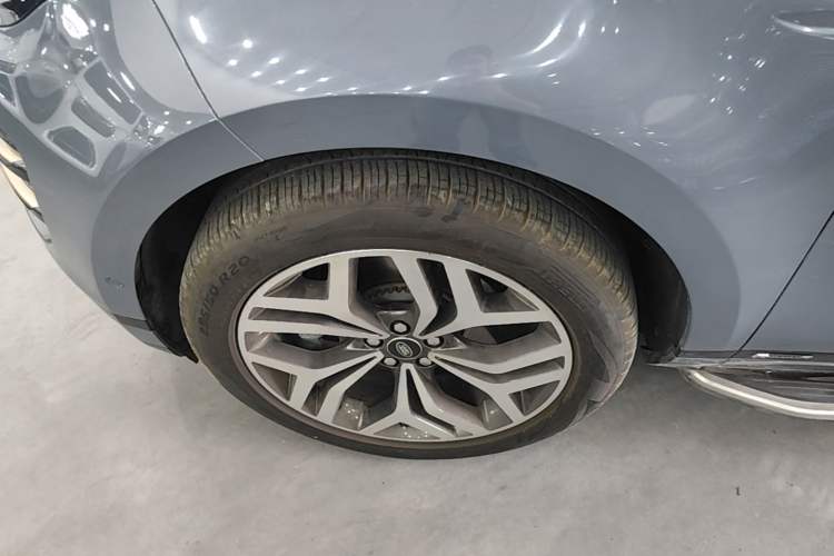 Used Land Rover Range Evoque 2020 249 PS R-DYNAMIC S Sport Edition Left Front Wheel Hub