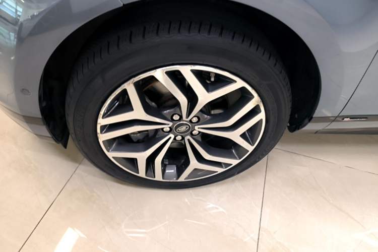 Used Land Rover Range Evoque 2020 249 PS R-DYNAMIC SE Sport Technology Edition Left Front Wheel Hub