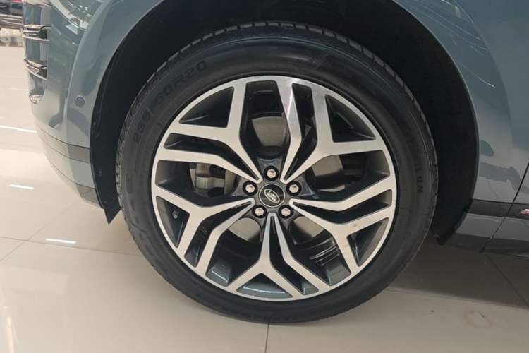 Used Land Rover Range Evoque 2020 249 PS R-DYNAMIC SE Sport Technology Edition Left Front Wheel Hub