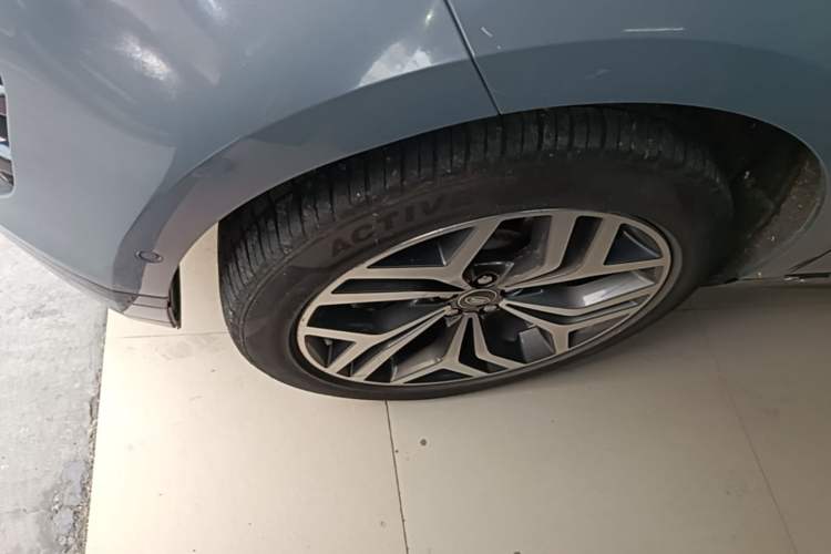 Used Land Rover Range Evoque 2020 249 PS R-DYNAMIC S Sport Edition Left Front Wheel Hub