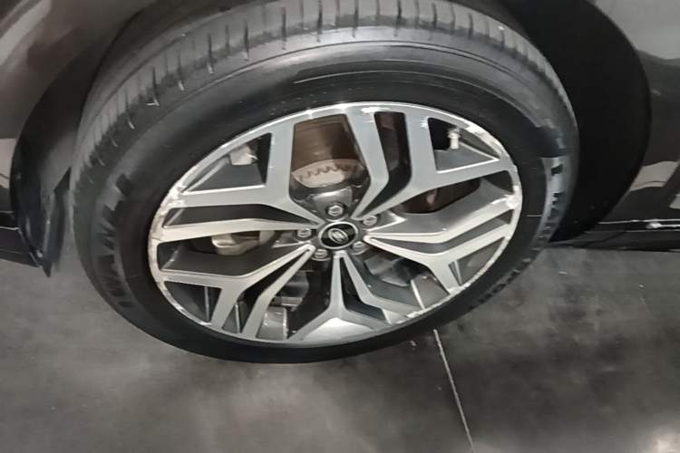 Used Land Rover Range Evoque 2020 249 PS R-DYNAMIC S Sport Edition Left Front Wheel Hub