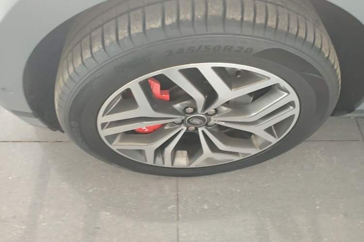 Used Land Rover Range Evoque 2020 249 PS R-DYNAMIC S Sport Edition Left Front Wheel Hub