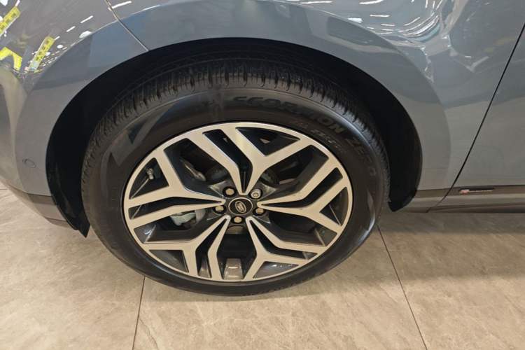 Used Land Rover Range Evoque 2020 249 PS R-DYNAMIC SE Sport Technology Edition Left Front Wheel Hub