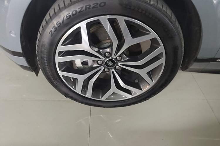 Used Land Rover Range Evoque 2020 249 PS R-DYNAMIC SE Sport Technology Edition Left Front Wheel Hub