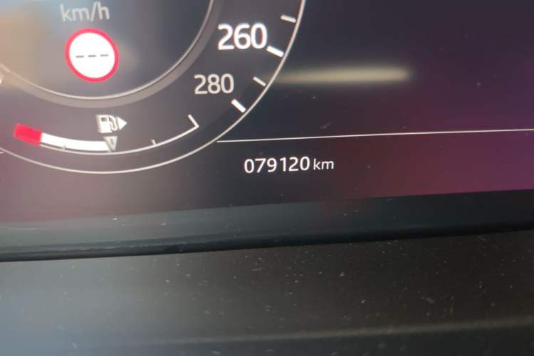 Used Land Rover Range Evoque 2020 249 PS R-DYNAMIC SE Sport Technology Edition Odometer Close Up