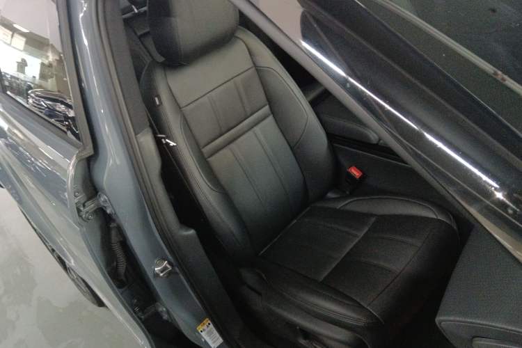 Used Land Rover Range Evoque 2020 249 PS R-DYNAMIC S Black Edition Sport Version Right Front Seat