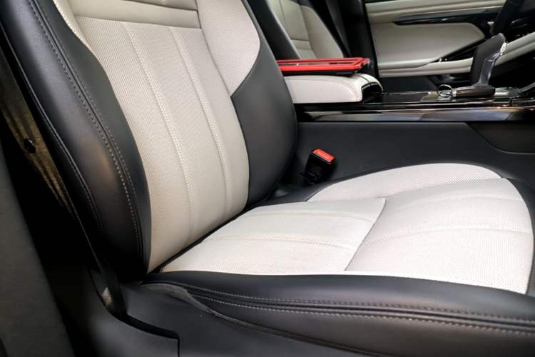 Used Land Rover Range Evoque 2020 249 PS R-DYNAMIC SE Sport Technology Edition Right Front Seat