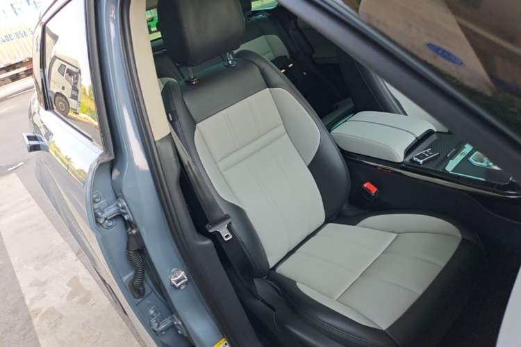 Used Land Rover Range Evoque 2020 249 PS R-DYNAMIC SE Sport Technology Edition Right Front Seat