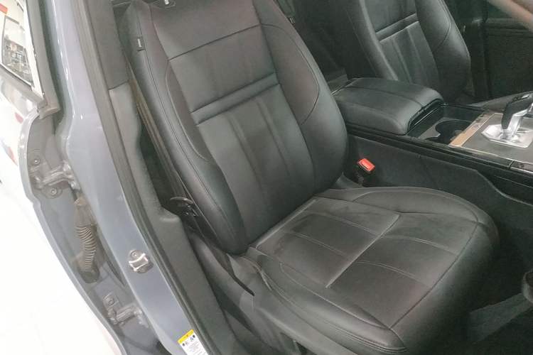 Used Land Rover Range Evoque 2020 249 PS R-DYNAMIC S Sport Edition Right Front Seat