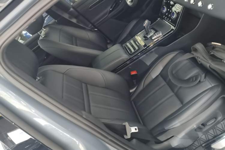 Used Land Rover Range Evoque 2020 249 PS R-DYNAMIC S Black Edition Sport Version Right Front Seat