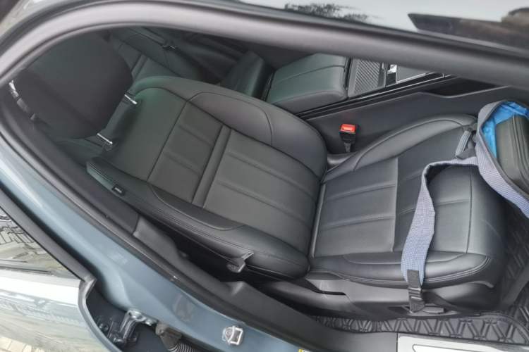 Used Land Rover Range Evoque 2020 249 PS R-DYNAMIC S Black Edition Sport Version Right Front Seat