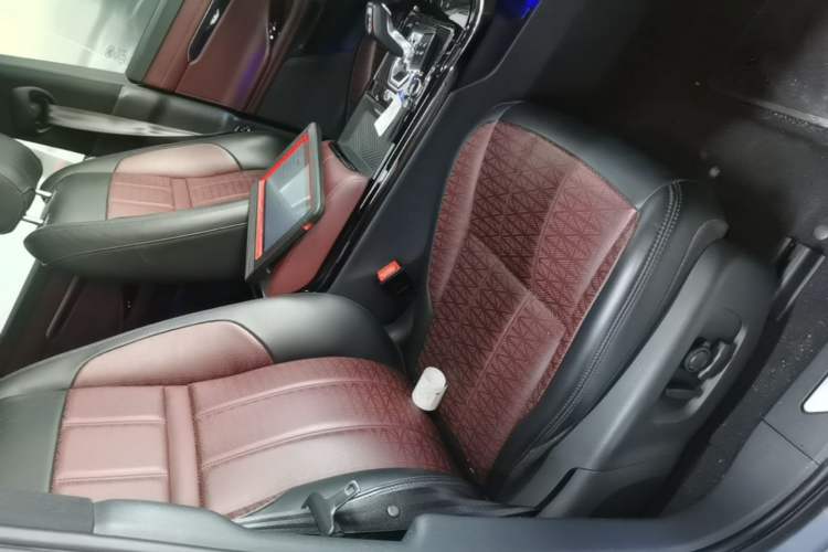 Used Land Rover Range Evoque 2020 249 PS R-DYNAMIC S Blackened Sport Technology Edition Right Front Seat