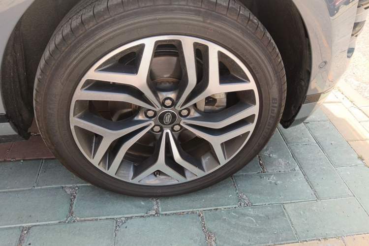 Used Land Rover Range Evoque 2020 249 PS R-DYNAMIC Sport Technology Custom Edition Right Front Wheel Hub
