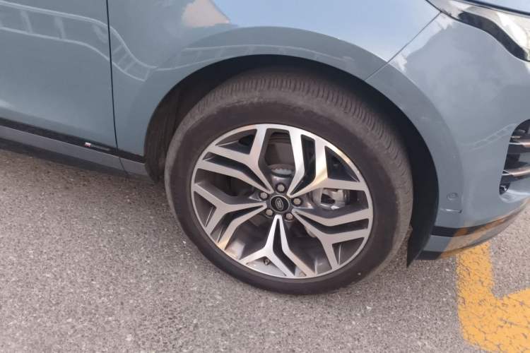 Used Land Rover Range Evoque 2020 249 PS R-DYNAMIC S Sport Edition Right Front Wheel Hub