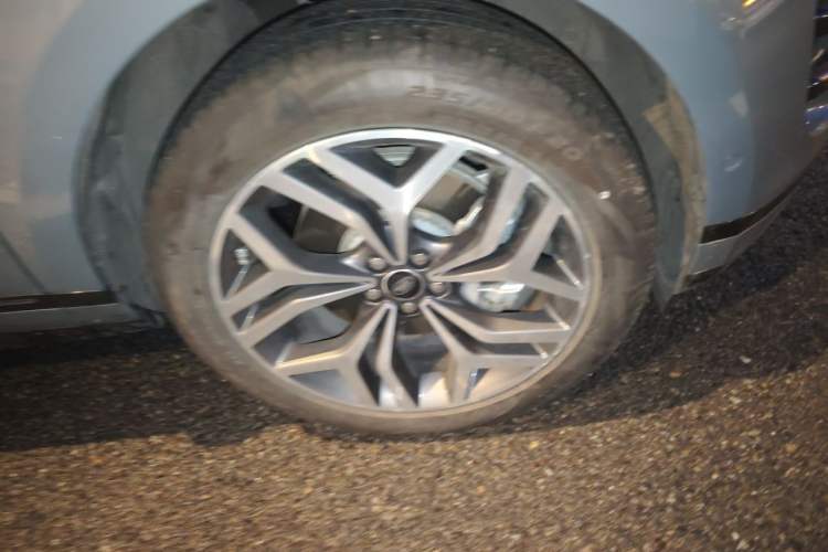 Used Land Rover Range Evoque 2020 249 PS R-DYNAMIC SE Sport Technology Edition Right Front Wheel Hub