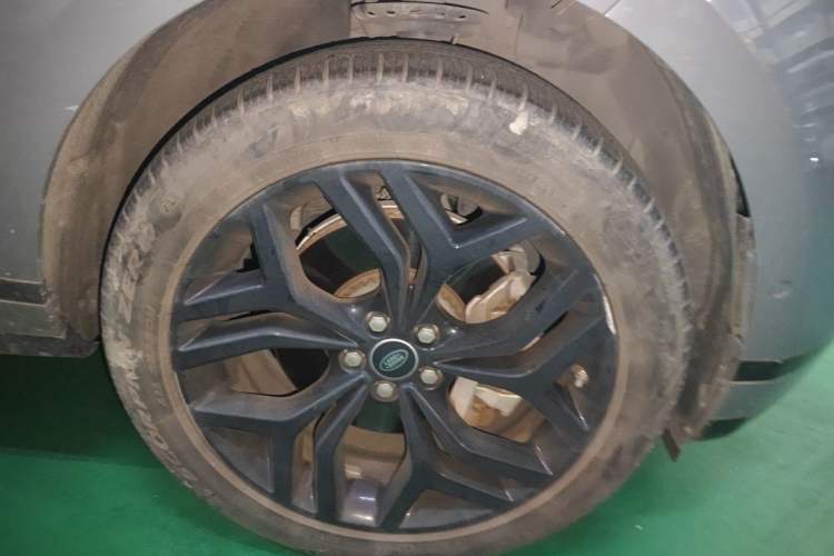 Used Land Rover Range Evoque 2020 249 PS R-DYNAMIC S Blackened Sport Technology Edition Right Front Wheel Hub