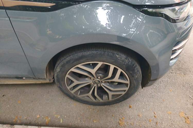 Used Land Rover Range Evoque 2020 249 PS R-DYNAMIC S Sport Edition Right Front Wheel Hub